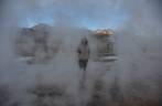 Em meio ao vapor dos Geisers del Tatio, na região do Atacama, no norte do Chile
